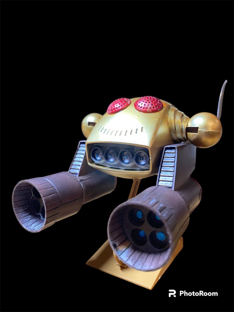 後姿。バーニアは目と同じメタリックブルーで仕上げました。