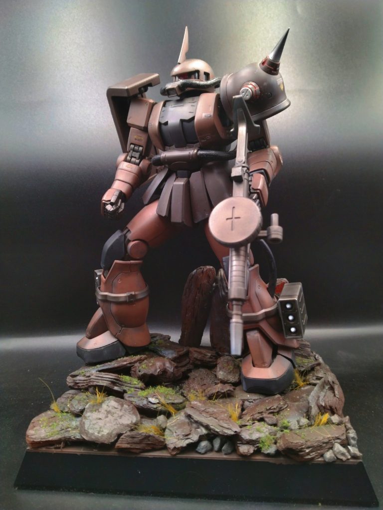 ジオラマにはウッドチップを岩の様にして鉄道模型用の草も使用しました。 