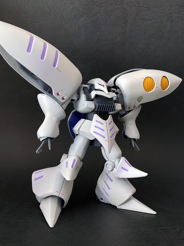 巨大な肩の赤く塗ったディテールアップパーツ。