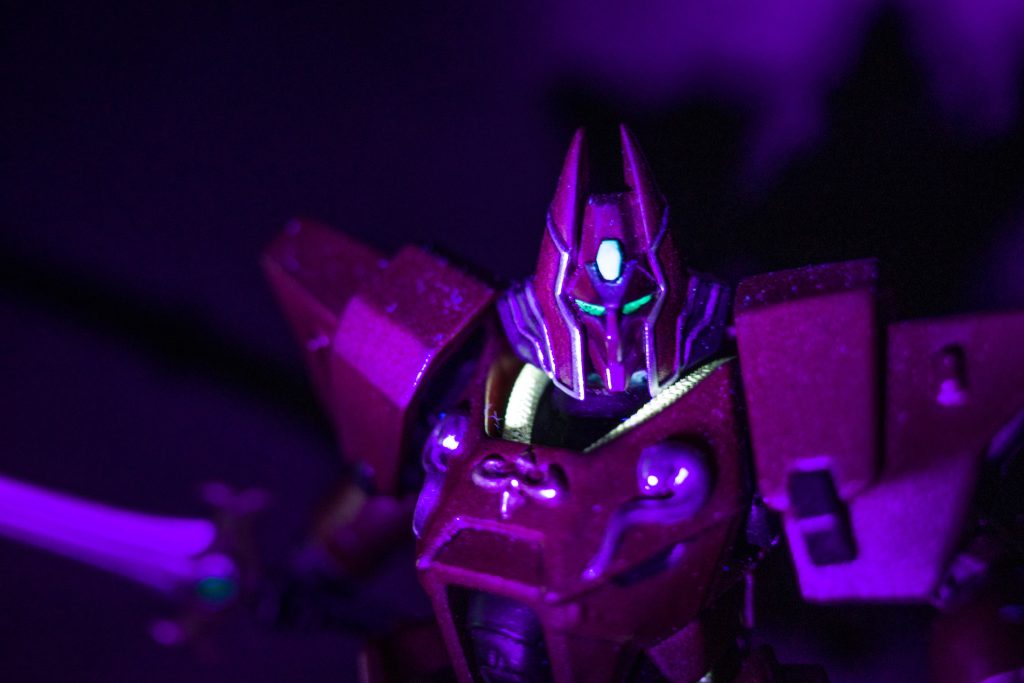 「目」と「宝玉」部分はブラックライトにて発光します。