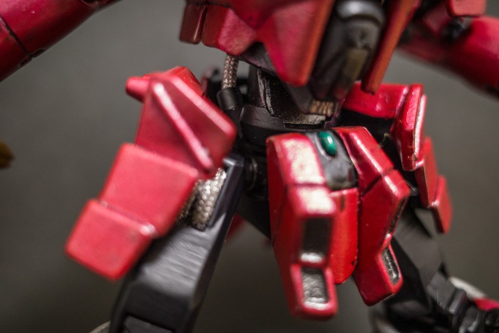 分かりづらいかもしれませんが、腰〜胸の骨格は鉄血のガンダムフレーム。ディテールアップとして、メッシュパイプを所々に採用。