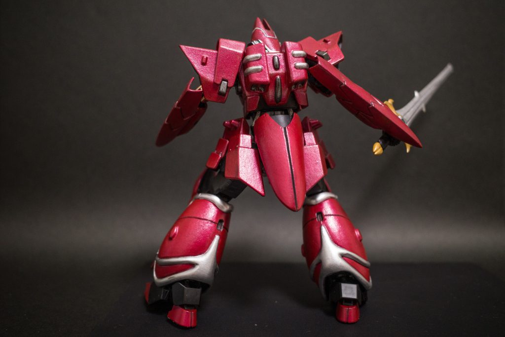 後ろ。足首から下はシュバルゼッテの足を前後反転させて使用。「ヒヅメ」がそのままの形で残っております。特徴的なヒールは足の甲のフレームになってます。