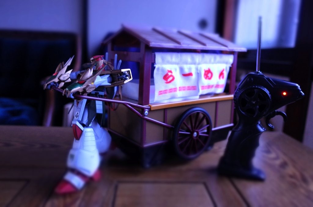 1/100 ドラゴンガンダムとリヤカー屋台のラジコンを合わせました
