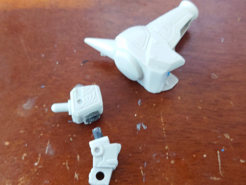 腕：やはり分割し1ｍｍずつ延長、肩側のプラ板はＫＰＳの端材をつかい軸受を兼ねています