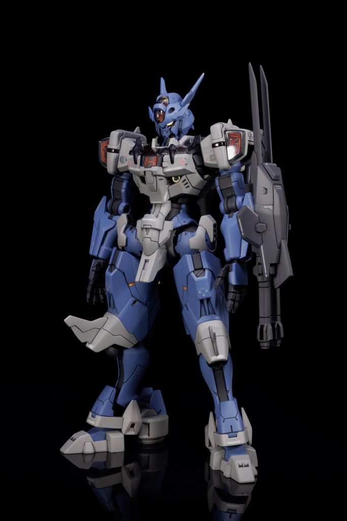 設定画っぽく素立ちです。平手はキットのものを使用し指関節を切り離し表情を変えて好みにしました。