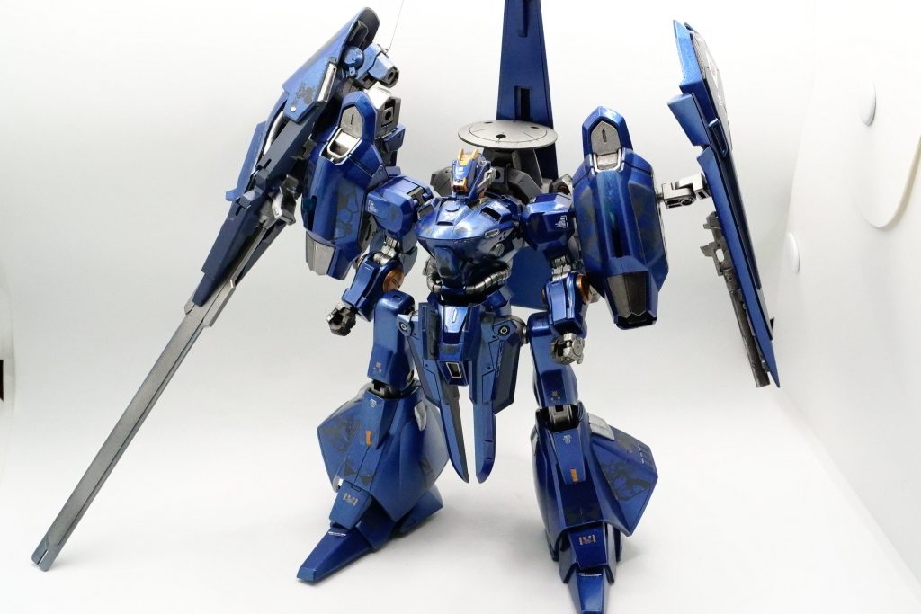 頭:グシオンリベイク・フルシティのスナイプ頭胴:ガーベラ・テトラ腕:ディランザ+フレームアームズ・フレスヴェルグの脚パーツ脚:フライ・ルーメインウェポン:ウーンドウォートのヤツシールド:シナンジュスタインのヤツバックパック:30MS+フライ・ルーバラバラなパーツを使ってあんまりガンダムっぽくならないようにしました。関節などは30MSを流用したりしています。