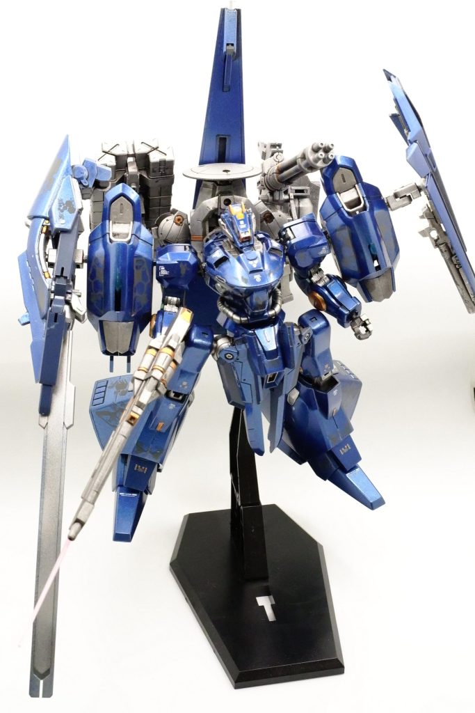 色はメタリックブルー。関節や武器はシルバーで、部分的にゴールドを入れてアクセントにしています。ガーベラ・テトラのフレームに、余ったパーツを装着しでっち上げた急造機。両肩の大型ブースタを使用することで、大型の機体に似合わぬ超高機動機として敵基地強襲任務を担う…みたいな。