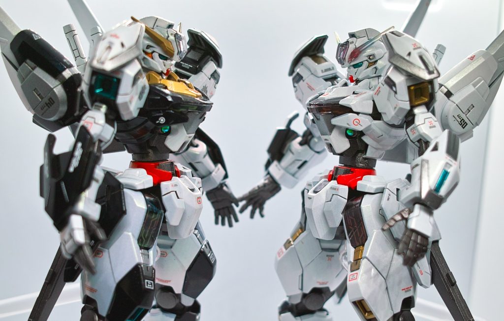 黒版の時は諦めたマスキングでの塗装も今回は挑戦してみました(写真は無いですが)バリアブルロッドの塗り分けは二度としたくない・・・素組をバラす際に墨入れをしていた分がバッキバキに割れてまして各部の修正に相当時間が掛かってしまいました。