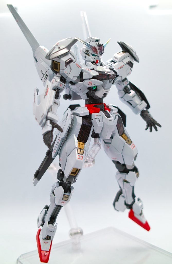 黒版では銀色と青竹色でしたが白版では差し色を金色にしています。バックパックのフィン部分も同様です(撮り忘れていますが)平手パーツはミラソウルユニットから拝借30mmのと違ってスッキリしています(大きくないし)