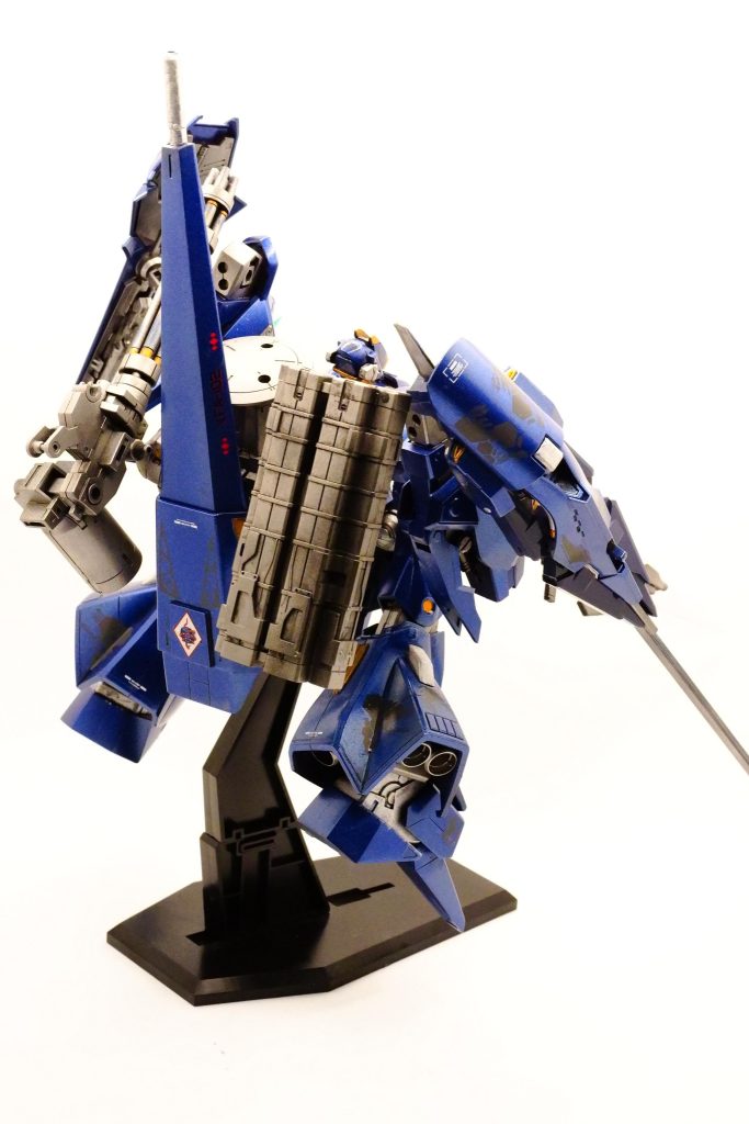 バックショット。30MSのガトリング砲にフライルーのシールドバインダーにフレームアームズのミサイルポッドに…と欲張っていろいろ背負わせすぎて重くなってしまった。