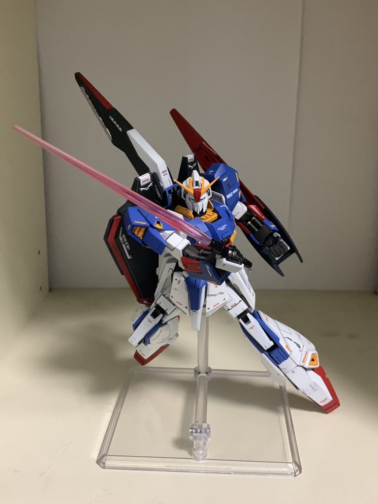 スタンド対応させました。可動域は狭いですがかなり様になります。