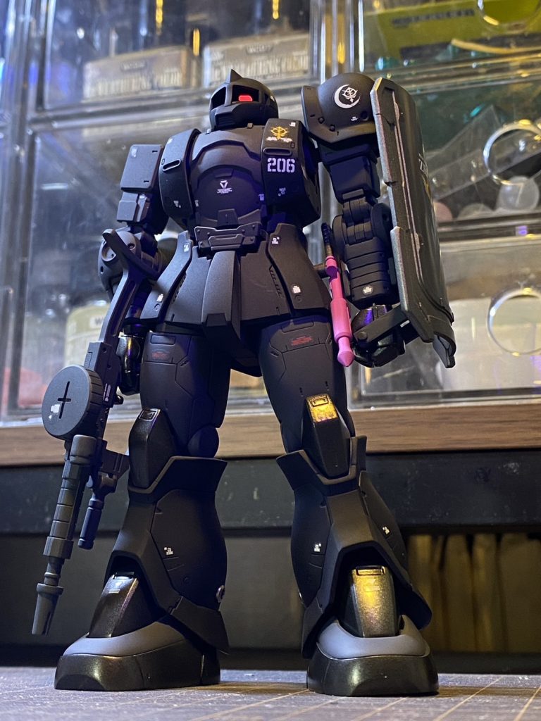 今回はザク２体同時製作でした。先にあげたC型ザクガイア機の解釈に説得力を持たせるべく、名もなきキシリア部隊機を作りました。左肩にグラナダっぽいマークを、アナハイムのデカールを切り抜いてやってみました。のでよく見ると歪です。よく見てはいけません。