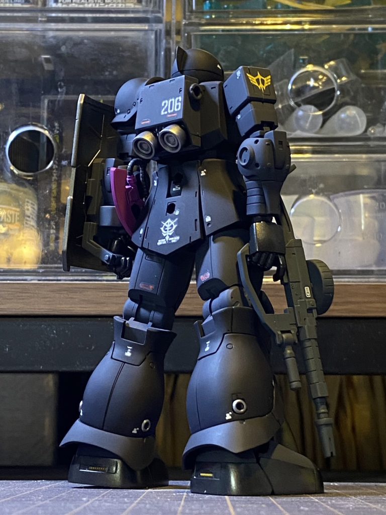 頭にクレストを付けるようになったのはルウムより後になってからということにして、武器はザクⅡマシンガンとしました。機体番号などはテキトーです。