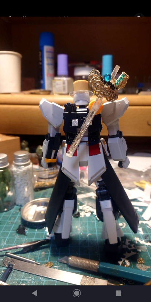 鞘はプラパイプで作成。水色の玉はジュエルシールを二個貼りあわせた。ローブはセリアのフロストバッグに針金を仕込んで作ったローブはこの方から着想を得ました @Re_Rise0922
