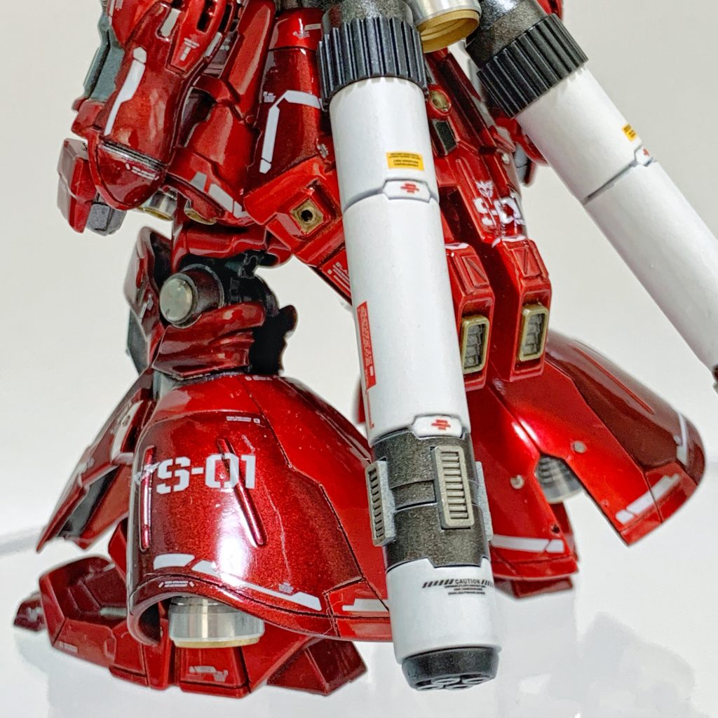 使用したアフターパーツは◆京商 エバーグリーン スケールモデル プラシート Vグルーブ◆京商 エバーグリーン プラシート ホワイトプレーン◆コトブキヤ プラユニット P-124 角モールド◆コトブキヤ プラユニットP125 角モールドⅡ◆コトブキヤ M.S.G メカサプライ04 プロペラントタンク(丸)◆ハイキューパーツ GEMドーム オーロラS◆ハイキューパーツ HSリベット(1.5mm、5.0mm)◆ハイキューパーツ SPプレート(1.0mm)◆ハイキューパーツ STDスラスター(4,6,8,10mm)◆ハセガワ シルバーカーボンフィニッシュ20◆ハセガワ カーボンフィニッシュ20 細目◆バンダイ スピリッツ ガンダムデカール No.126 RG 1/144 サザビー用◆HGBC 1/144 次元ビルドナックルズ「角」◆WAVE Uバーニア各種と、かなりの量、そして金額になってしまいました…【素体との比較画像】※素体は今回の完成品のスペアとして確保していたもののため、一部はシャープ化やスジボリが追加された状態となります。