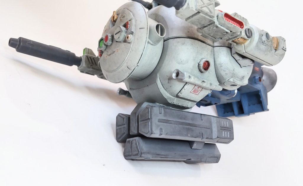 お顔はビルダーズパーツのレドームで下部のミサイルランチャーは旧HG陸ジムからいただきました。上部砲身は61式です。メガ粒子砲✕2は何かのガンプラ付録かだったかと思います。