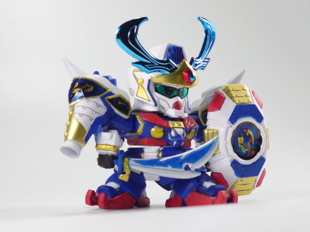 剣はアクリジョンの銀→ラッカーでクリアコート→アクリジョンの青→はみ出した部分ふき取りで塗りました