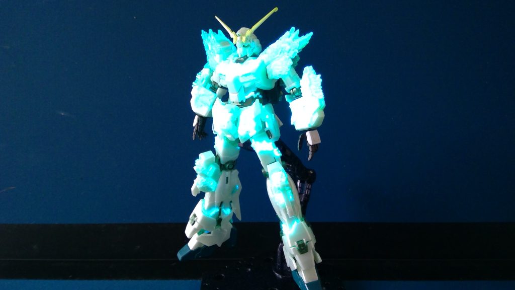 このキットはブラックライトを照らすと全身のサイコフレームが発光するので光らせるだけでもかなり印象が違いますね。