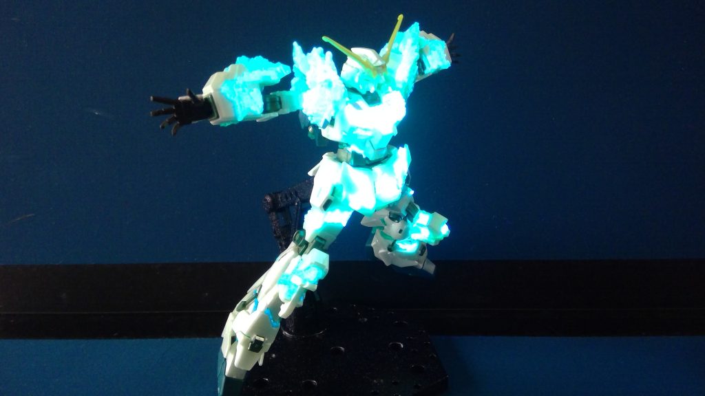 コロニーレーザー止めてる時をイメージして。バンシィ・ノルンもあるので、組み立てて塗装してこれと一緒に飾りたいです！（現時点では積みプラ状態...）