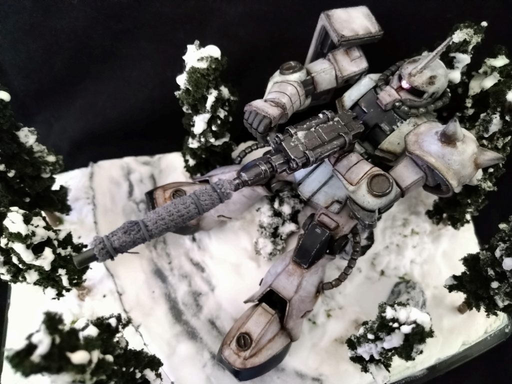 ジオラマ全景。冬の山道で待ち伏せしている図です。雪は重曹を木工用ボンドと水で溶いたもの。