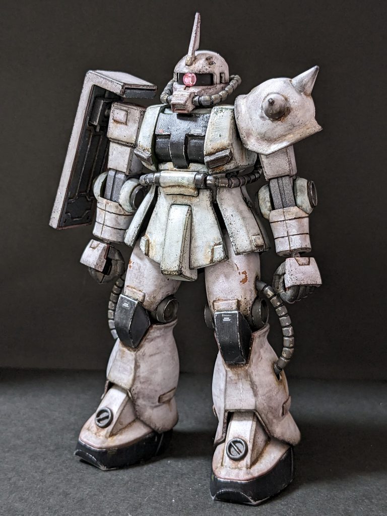 立ち姿。素体はガルマザクです。ディテールアップや合わせ目消しが今より未熟ですね。。