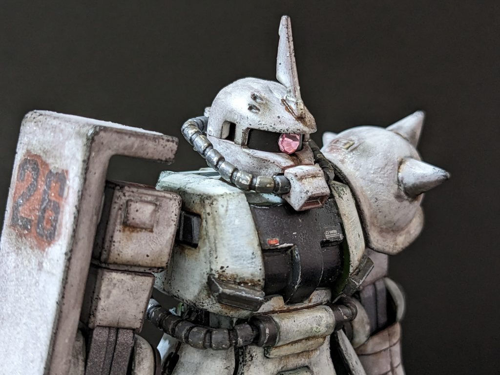 上半身。成形色(部分塗装)の上からウェザリングカラーのマルチホワイトで冬季迷彩にしたものの、濃縮して使うのをケチったため白が全然乗らず、結局アクリルカラーのフラットホワイトでベタベタ塗った記憶です。ジオラマは場所をとるのでしばらく敬遠していますが、またいつかやりたいです。