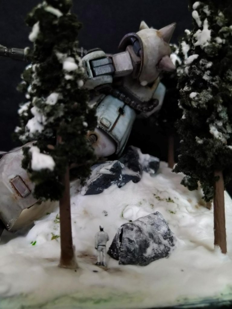 かなりピンボケしていますが、足元に野営している人物とテントがあります。