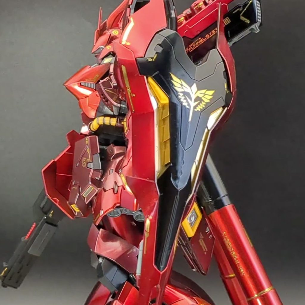 デカいシールドもテカテカに塗りました。表面処理だけでヒケが目立たたなくなってくれてラッキーでした。あと、今作は研ぎ出しは一切行っていません。クリアの表面張力だけでどこまでイケるかの挑戦ですw