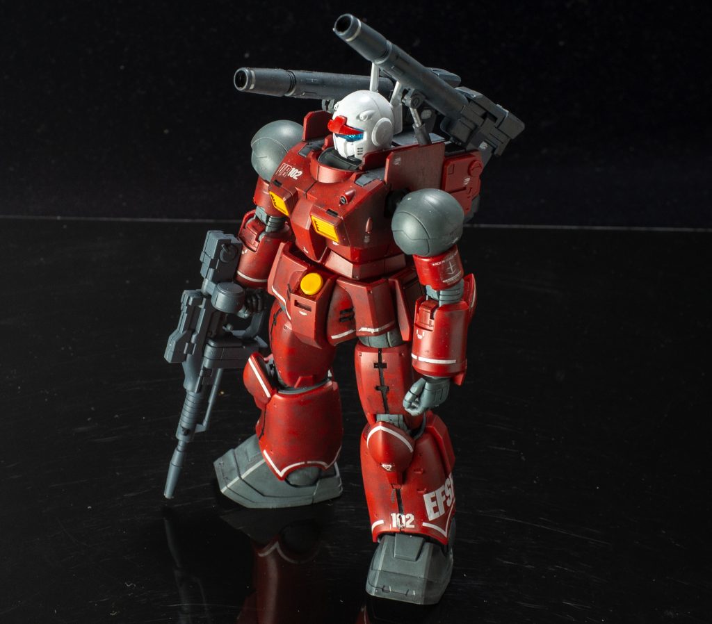 汚しは赤部分は換気扇フィルタを下地に使い、関節部共々デカールを貼った後にリキテックスのインクを使って汚しを入れてみましたビームライフルは、オリジン版ガンダムの物を流用しています