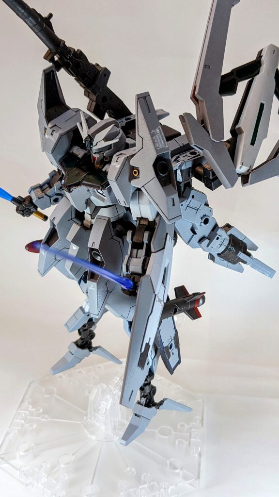 相変わらずのポージングが下手くそですみません・・・。稼働部位は良好で、特に拡張部分が干渉している等はないのでもっとダイナミックなポージングも出来るはずなのですが、如何せん、センスがなさすぎて・・・。