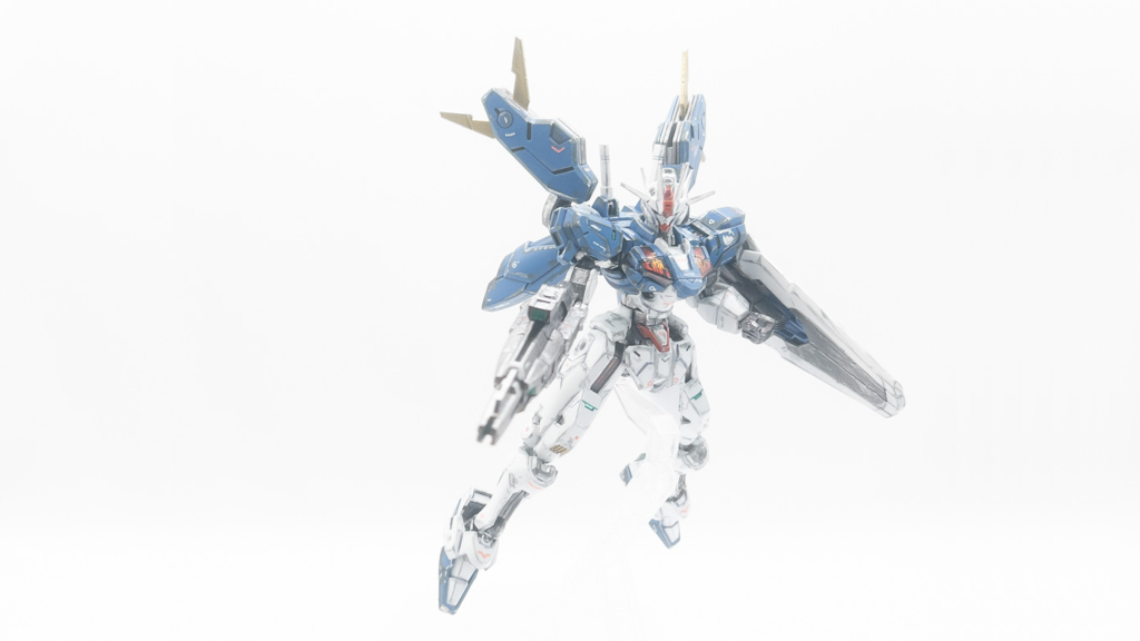 全体的なシルエットが女性的で組んでいて新鮮味を感じるキット胸部は基盤が裏にプリントしているパーツを選択シールにクリアパーツを使用するよりも、基盤の発色が良く感じますね（最初間違ってクリアパーツをはめてしまって外すのに一苦労）なお胸部シェルユニットのカバーが小さいし差し込みにくいしで、はめ込むのにエライ苦労しました...（デザインナイフで差し込む側を少し薄くしました）