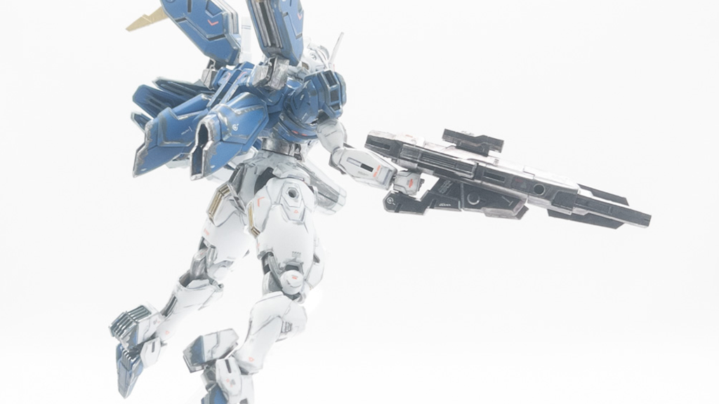 背部ユニットはEXゴールドでフィン部分を塗装発色はとても良いのですが、厚塗りになってなんだかぼやけてしまったのは反省点下側のバーニア部分はビットオンフォーム時にビットをハメるために空洞状態でスカスカ感が...とりあえず塗ってはみたものの、真後ろから見ると残念な感じになってます（今の自分には色塗る以外のディテールアップスキルがないので）