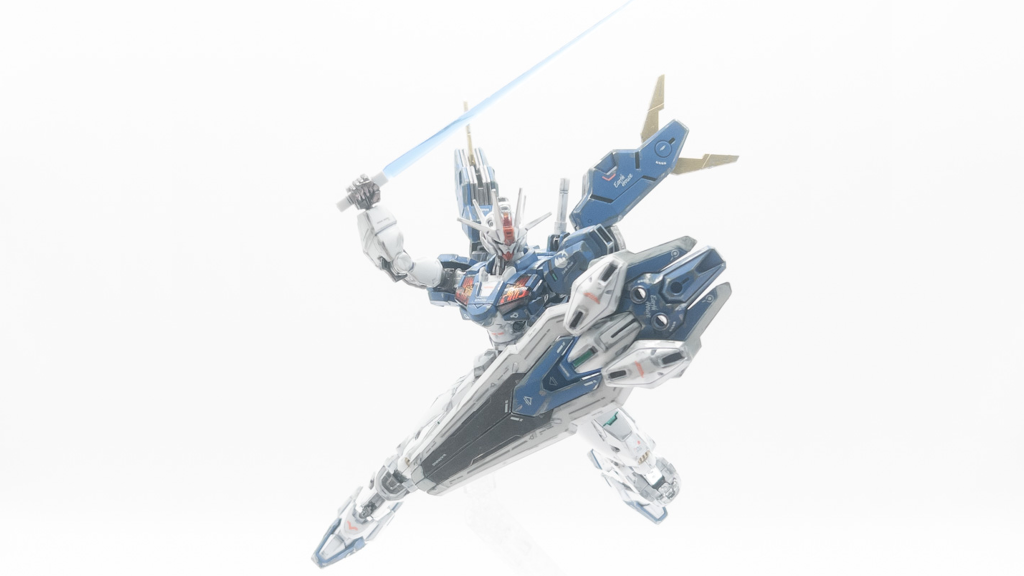 青のビームサーベルがこれまた新鮮！薄平べったい形状をしているのでかっこいい！今回から墨入れペンで塗ると薄すぎるし、黒マーカーで塗るには狭すぎる部分を塗装するために、極細マッキーを導入しましためちゃくちゃ塗りやすいしビシッと黒が決まるのでお気に入りそろそろゲート跡や合わせ目が気になり始めたので、次回のキットでは合わせ目消しにチャレンジする予定です