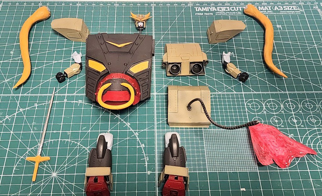 とにかく、胴体パーツと角が苦労しました。