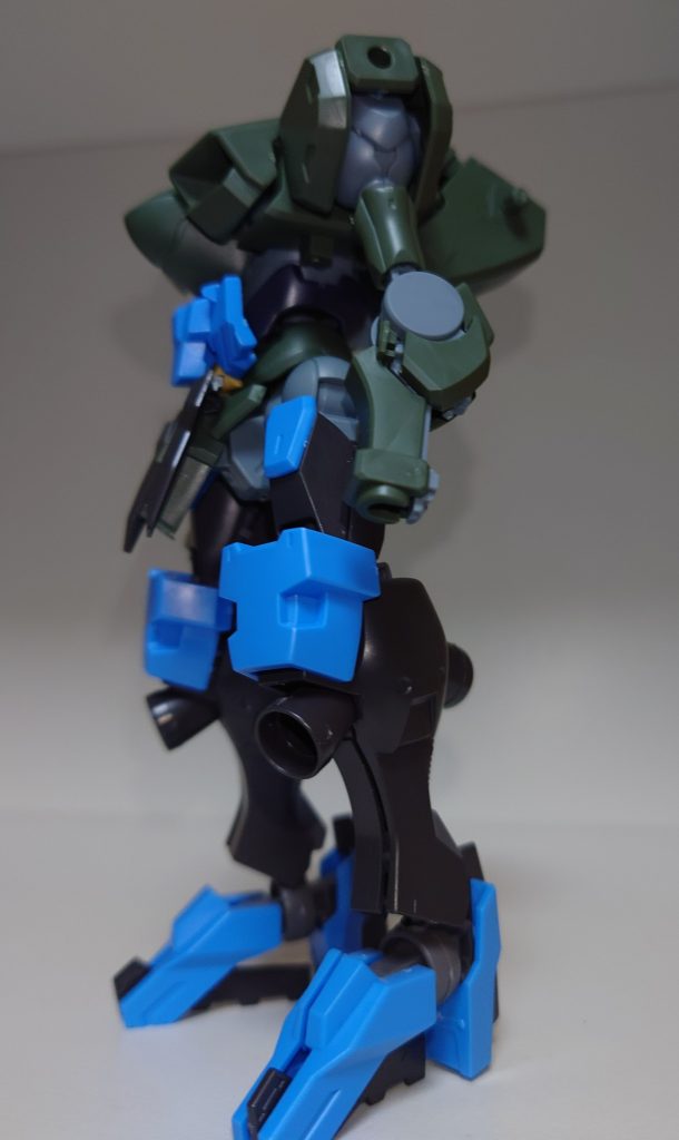 塗装前の仮組み腹部のカバーはヴィダールの胸部装甲を内側を整形しつつ接着にて制作しました。