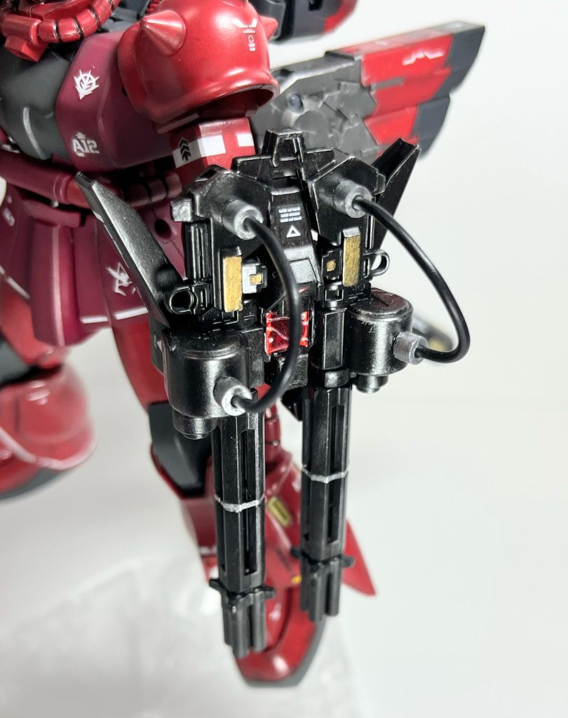 左手の武器はユニコーンガンダムのビームガトリングガンをベースにエールストライクのパーツをちょこちょこ足して改造。少しGANTZぽさを出したかったのでケーブルを作りました。ネオジム磁石を仕込み簡単に着脱可能にしました。