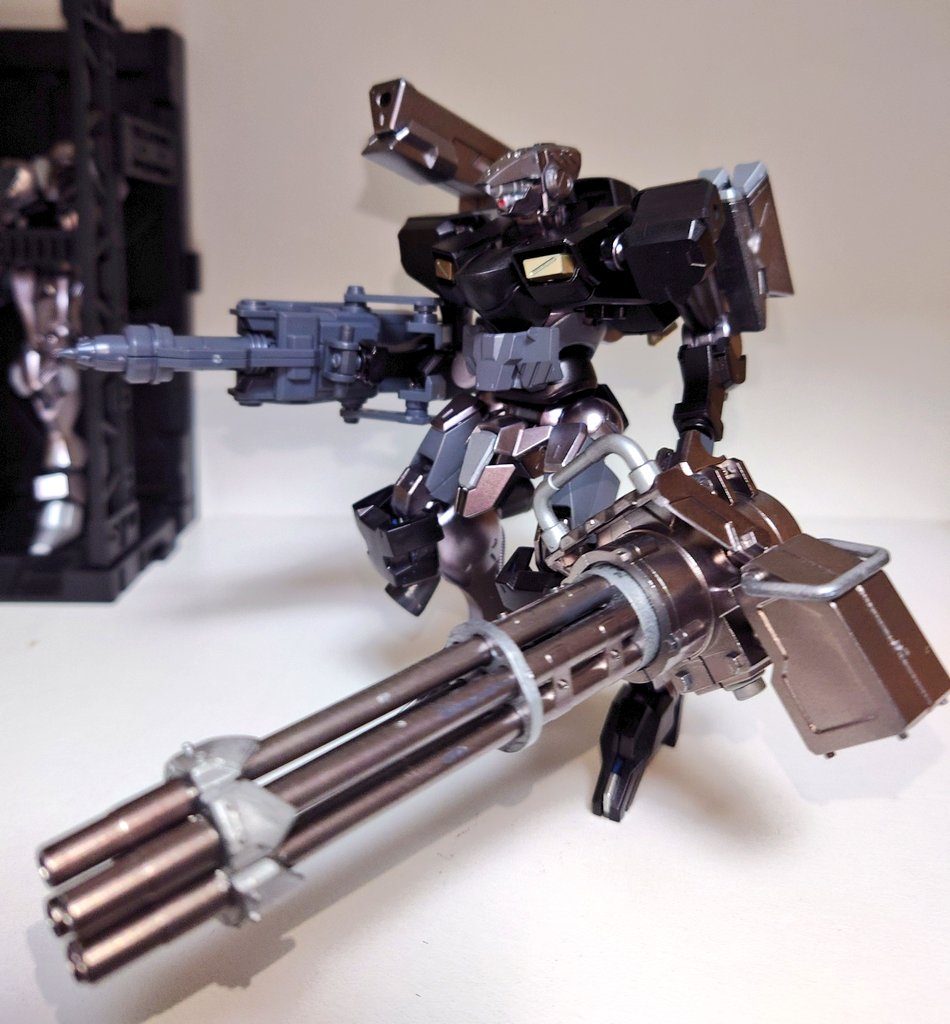 手持ちの武装一式を持たせてみました。右手にはパイルバンカー左手にはガトリング背部パックには電磁砲と4連ミサイルポッド一応自立できます。