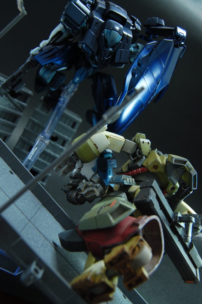 再戦 使用塗料はミスターカラーの明灰緑色(中島系)、コクピット色(川西系)、足はあずき色、クリーム色部分は成型色です。武装は斧とガトリングがエアリアルグレーで自前の武装、他の武装はブラックで塗り他所から手に入れた武装のイメージ。全体をオーカーソイルでウォッシングして部分的にステインブラウンを塗り、水性ホビーのダークグレーとシルバーでドライブラシをしました。乗り手によるバリエーションを表現する都合上、ウェザリングはなるべく個体識別にならない程度にしています。