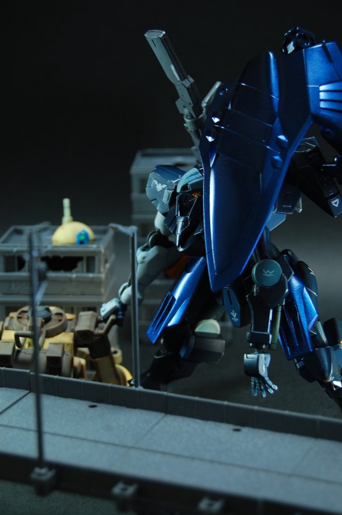 「もっと右に引っ張って!」「で、いつになったらその虹とやらは見れるんだ?」 動力源として再利用されてるデミはチュチュトレーナーをステインブラウンでウォッシングしてエッジなどにウェザリングマスターのススを付けただけのものです。