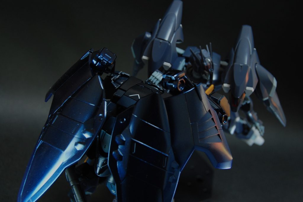 一般機は普通に両翼装備。元々はファラクトの盾となる随伴機としてつくられた機体というイメージです。今回もポージング用の取手を、今度は他人に掴まれる物として背中に付けてみました。他人をつかむポーズをすると関係性を可視化できる気がします。