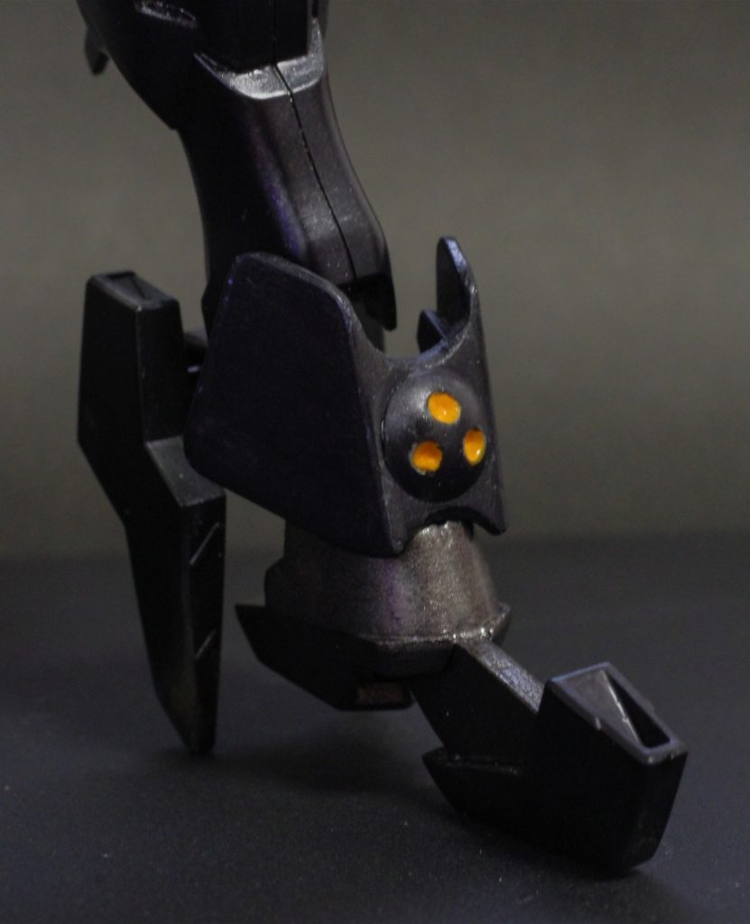 バッシュのモチーフ「巴のマーク」。両足首と胸の3箇所(とシールド)に施しました。