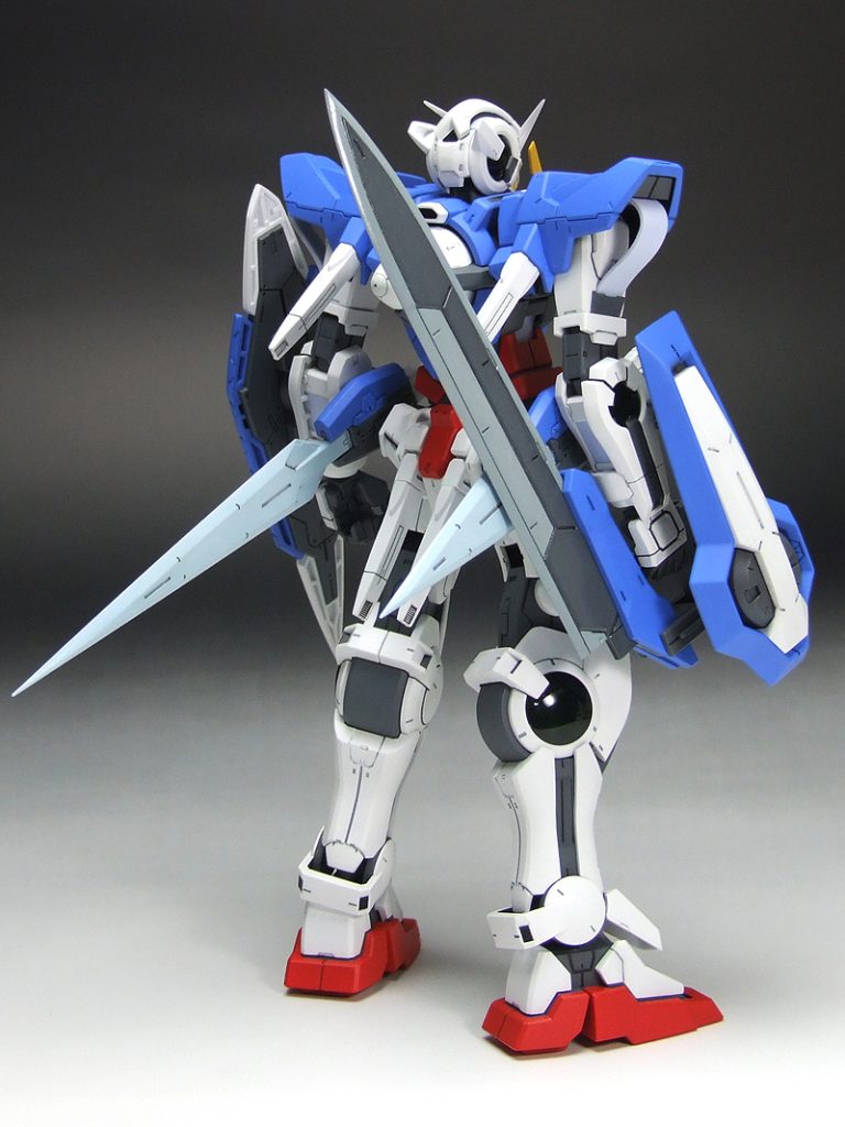 大小のGNブレイドは削ってツンツンにしました。GNソードはキットのままだとグレー1色でしたが、刃の部分にスジ彫りを追加し、グレー2色で塗り分けました。あと、すべてのソード類は光沢仕上げにしてあります。