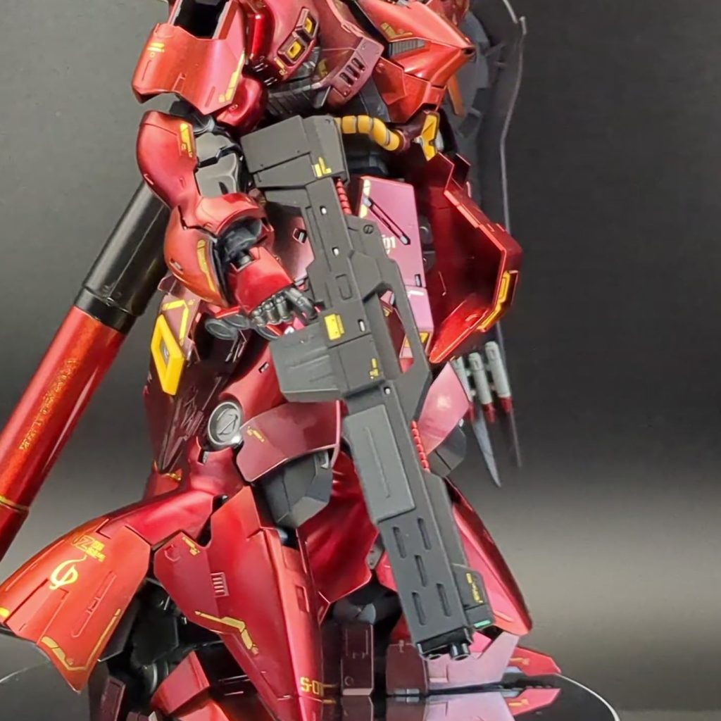 本体がツヤツヤなので、武装のマット感の武骨さが目立ちます。通常サイズのMSだと、ヘタすると身長くらいありそうなビームショットガンですが、サザビーだとちょうどいい収まり具合です。
