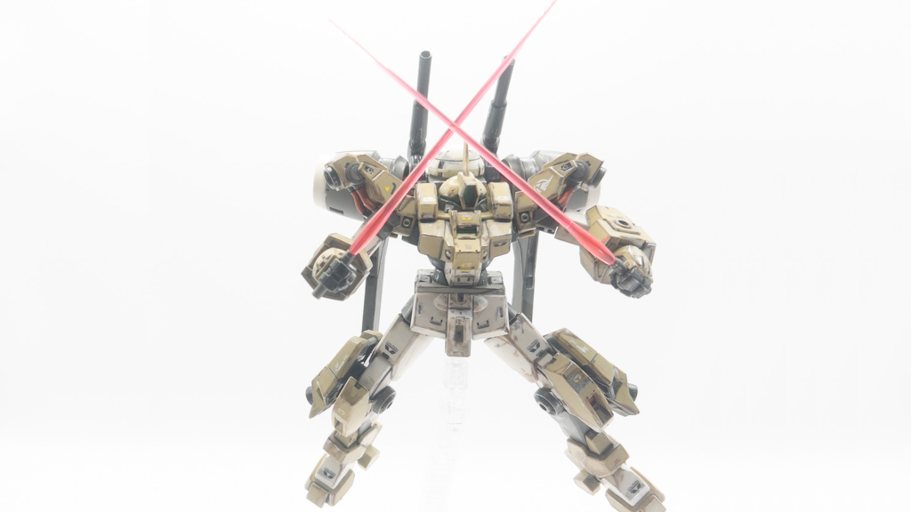 ゴツいのでビームサーベル二刀流がすんごいしっくりくる前回の反省を活かしデカール貼りにマークセッターを活用したので、剥がれることなくトップコートを吹くことができました!今回はツヤなしでトップコートしてみましたが、個人的にはツヤありの方が好みですね(テカテカしてる方が良い)