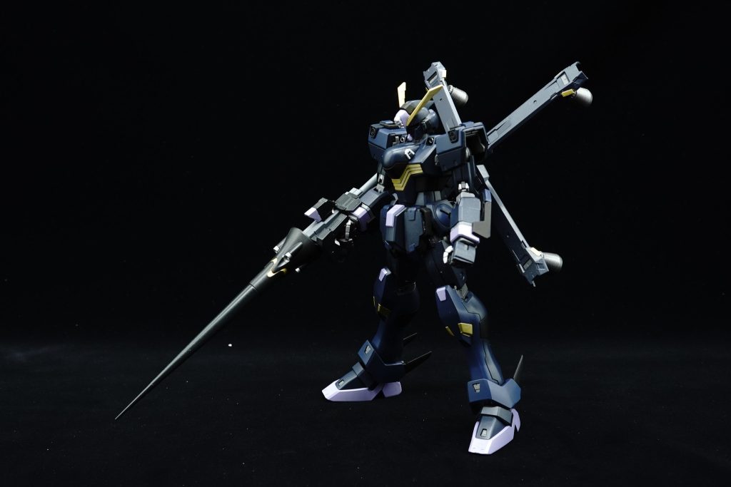 X2の特徴がわかりやすい左斜め前からショットランサーの独特さはX1と比べても明白アンテナブレードの個性もわかりますが、機体デザインは統一なので色合いの違いのほうが明確ですね