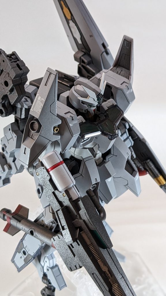 腕も『ルブリスソーン』本来の長めの独特な腕にしようかと悩んだのですが、肩パーツを活かしつつ、比較的簡単に取付可能な、『30mm アルト(空中戦仕様)』の物に差し替えました。接続時、干渉するピンを切り飛ばしてしまえば、そのまま接続は可能ですが、若干の隙間が出来てしまうため、『ルブリスソーン』の接続ジョイントに本当に小さなプラバンでその隙間が見えづらいようにしています。