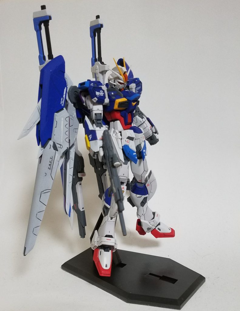 王道(?)なら翼は赤と黒の二色になるでしょうが…個人的にはそれではつまらないので主人公機らしくツートンカラー主体の二色で仕上げました