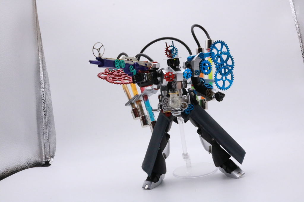 ネビュラスチームライフルEGνガンダム付属のライフルを改造してネビュラスチームガンを再現したもの。ボトル装填がオミットされたかわりに、金属パーツを使用して出力を上げている。銃口の上部にサイトを設けて命中率アップ。
