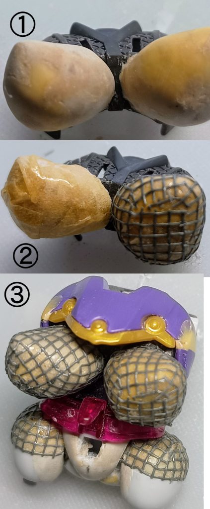 ①まずエポパテを盛り付け、凸凹はボンドウッドパテを水を少し含ませた綿棒で伸ばして整形②胸を両面テープで覆う→網戸補修シールを貼り付ける③太ももも同様に加工、その後刷毛塗り瞬着を全体に塗りつける