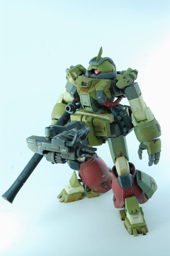 関係性の深かった人物のパーソナルカラーを継承し、白い腕のカラスへ雪辱をはらすため成長した6番機 モノアイはネオジム磁石にHアイズをUVレジンの硬化でつけ、受けに適当な鉄片をつけて可動式に。腰の斧と肩は30MMのオプションパーツのもの、腰のハンドグレネイドはジェスタのもの、バックパックはミカエリス、腰のアームのガトリングはたしか店頭でもらえたボーナスパーツ。脚はザクの装甲をチュチュデミの脚に被せて接着。シルエットは手足などの部分も全体も共にゆるく山なりの形になるように。ハッタリの効いてない、ちゃんとザコに見える見た目を意識しました。